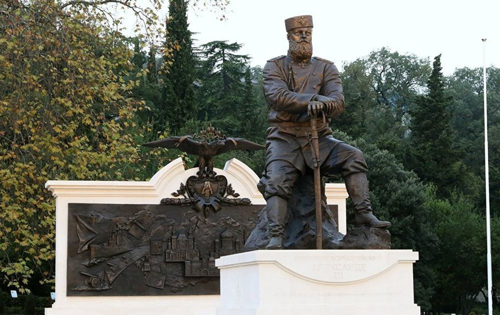 Путин открыл памятник Александру III в Ялте