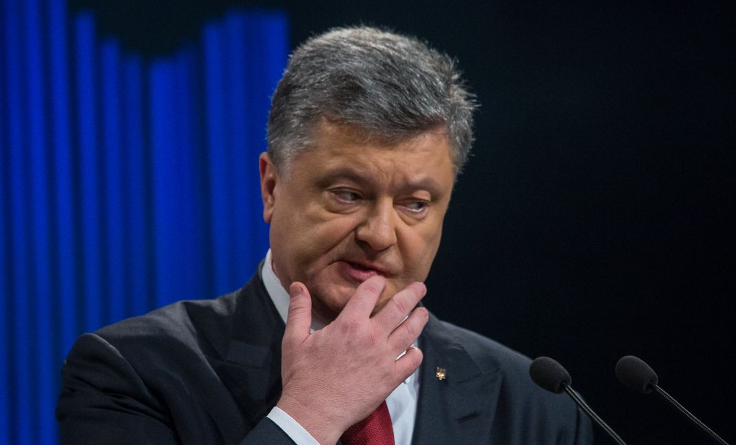 Порошенко выступил за украинизацию сферы услуг