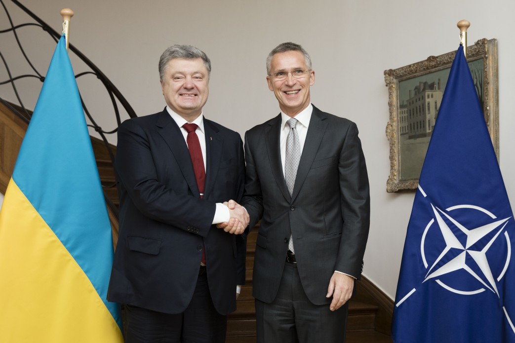 Порошенко поблагодарил НАТО за поддержку суверенитета Украины