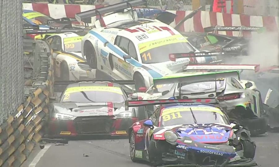 Гонка в Макао закончилась столкновением 16 спорткаров (видео)