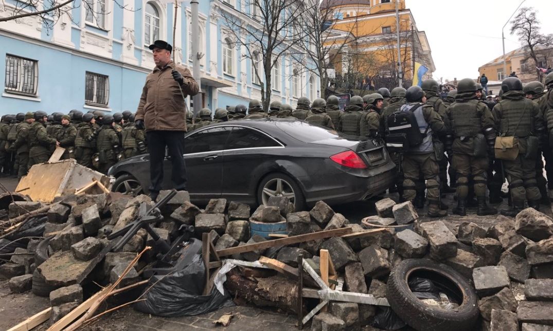 В центре Киева начали возводить баррикады, митингующие сломали забор