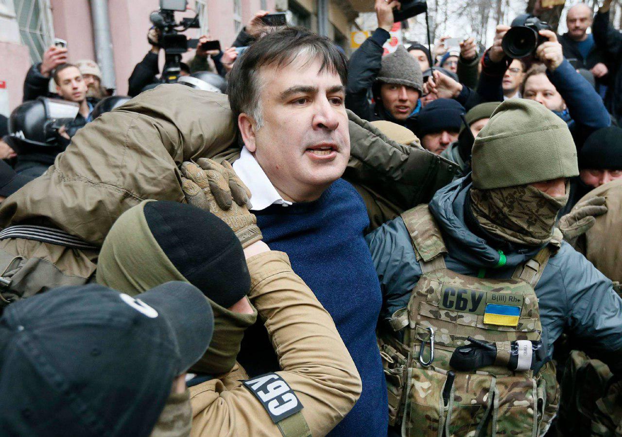 От обыска до баррикад. Как задерживали и освобождали Саакашвили