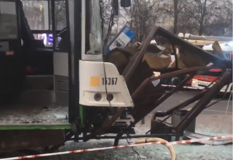 В Москве автобус врезался в остановку, есть пострадавшие