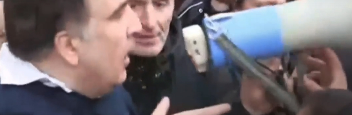 Саакашвили освобожден из машины правоохранителей