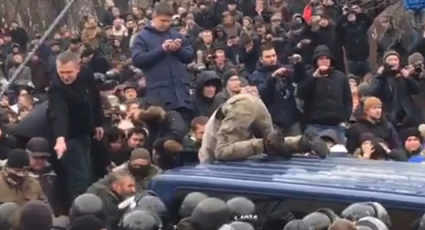 Видео: Освобождение Саакашвили из машины силовиков