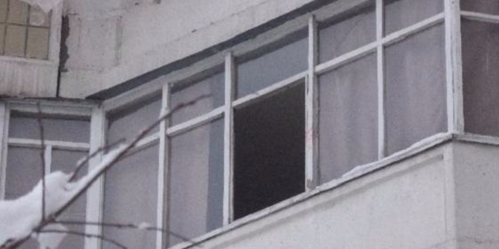 В Киеве мужчина прыгнул из окна, спасаясь от нападения с ножом