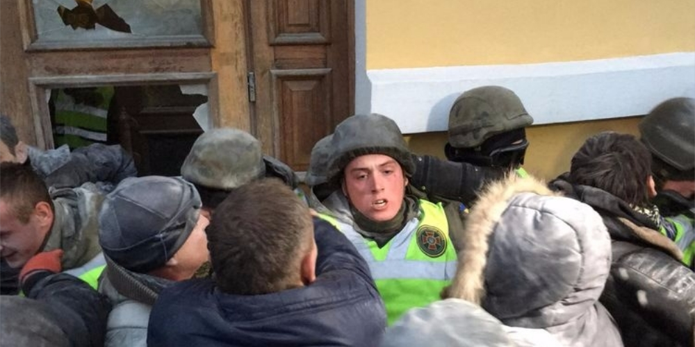 Саакашвили призвал своих сторонников возвращаться на Майдан