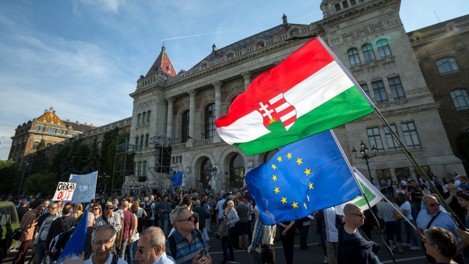 Еврокомиссия подаст на Венгрию в суд из-за закона об образовании