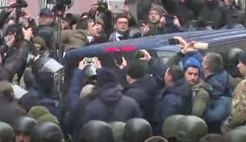 На Саакашвили надели наручники