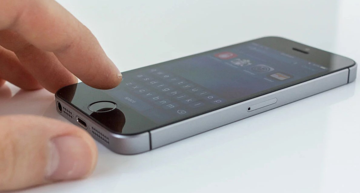 Apple признала, что замедляет iPhone для продления срока их работы