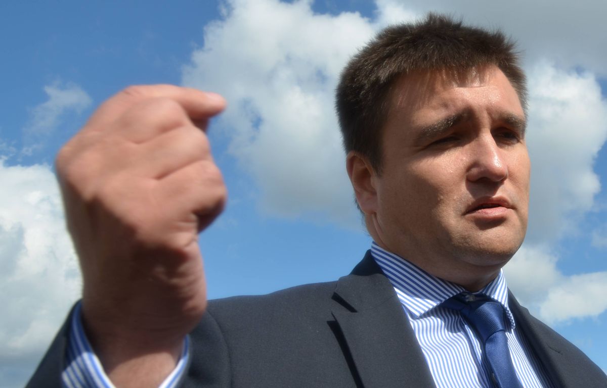 Климкин осудил инцидент с флагами Румынии и ЕС в Черновцах