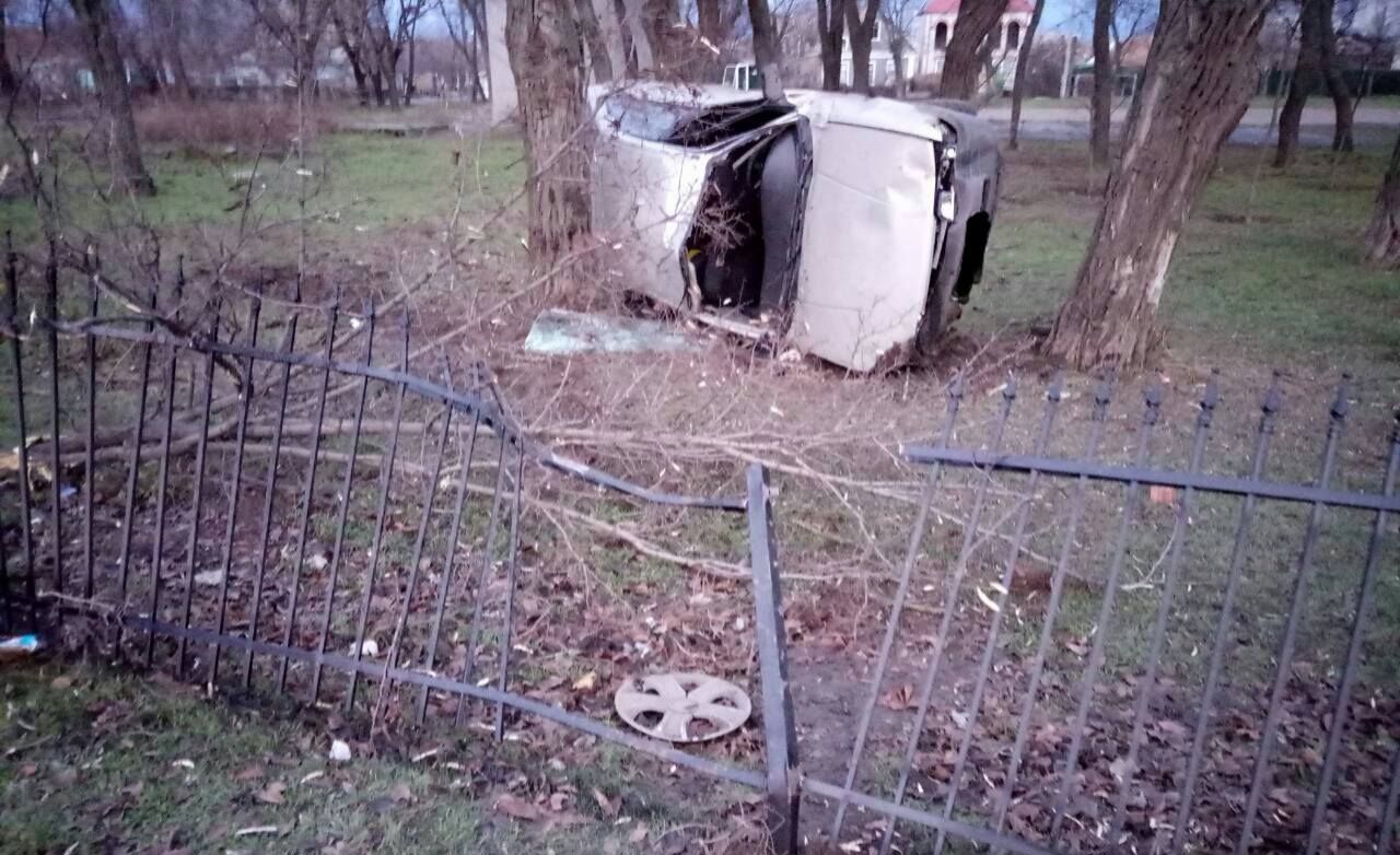 В Николаеве водитель, скрываясь от полиции, врезался в забор и погиб