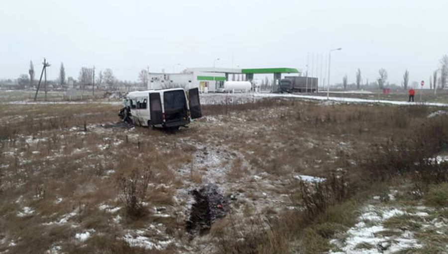 В Полтавской области столкнулись микроавтобус и грузовик, есть погибший