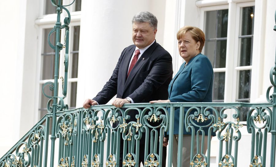 Порошенко и Меркель обсудили восстановление СЦКК