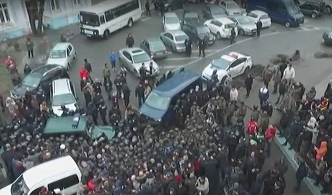 МВД: в потасовках у дома Саакашвили пострадали полицейские
