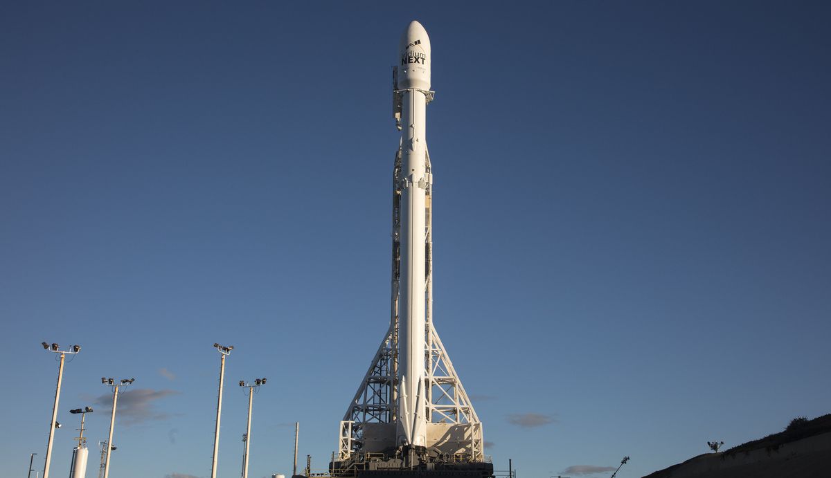 SpaceX запустил ракету Falcon 9 с десятью спутниками
