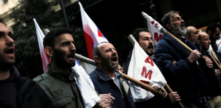 В Греции протестующие против ограничения забастовок ворвались в министерство труда