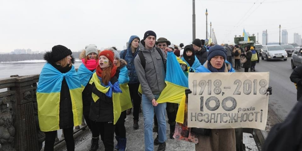 В Киеве на мосту Патона устроили «живую цепь Соборности»