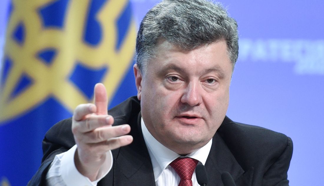В Давосе Порошенко посоветовал журналистке снять вышиванку