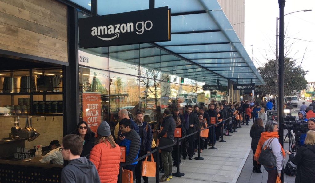 К магазину Amazon без касс выстроилась очередь покупателей
