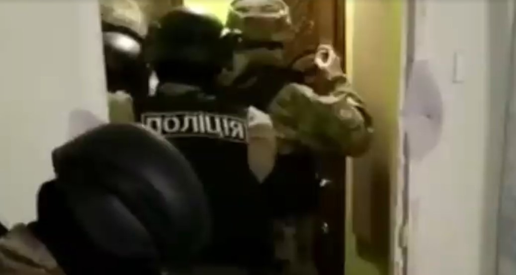 В Одессе нетрезвый мужчина стрелял по прохожим из окна