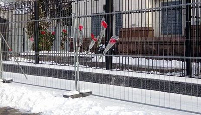 В Киеве несут цветы к посольству РФ