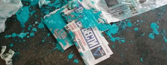 В Киеве облили краской промоутеров газеты «Вести»