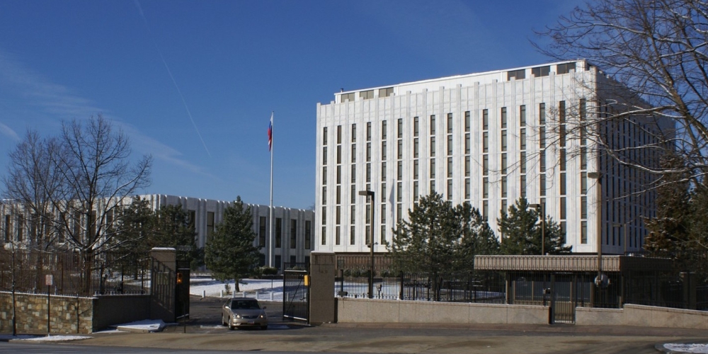 Площадь перед посольством России в США получила имя Немцова