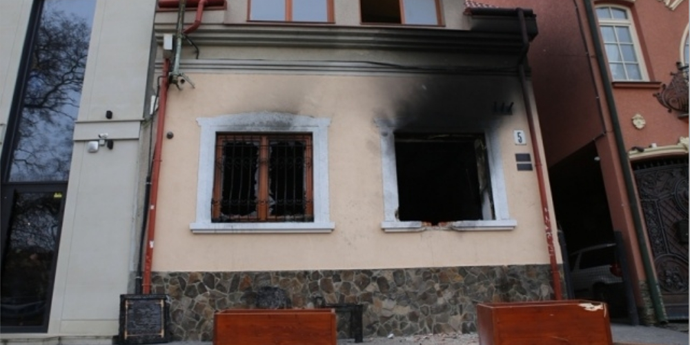 В офисе венгерского сообщества в Ужгороде говорят о взрыве, а не поджоге
