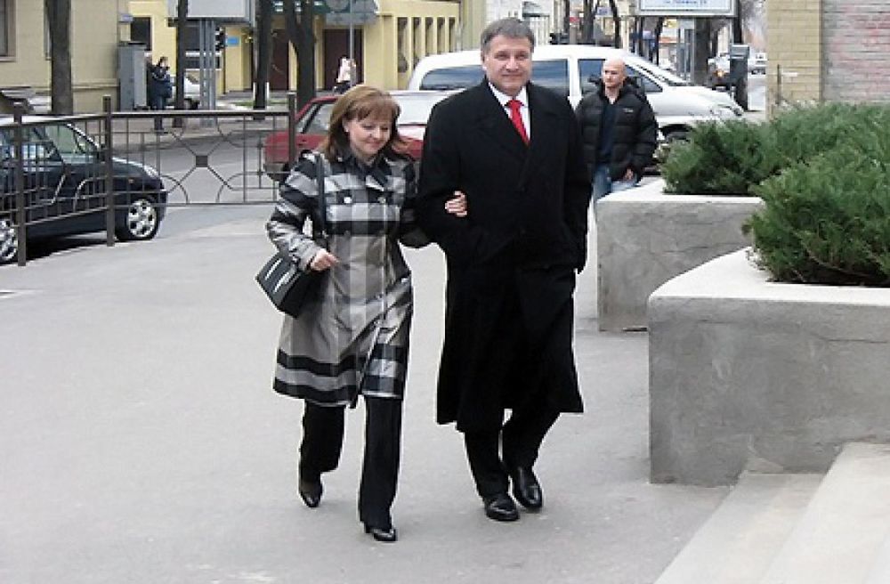 Жена Авакова в прошлом году заработала в 57 раз больше министра