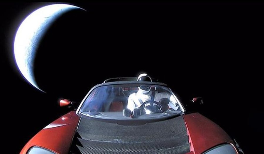 Маск показал последнее фото Tesla из космоса