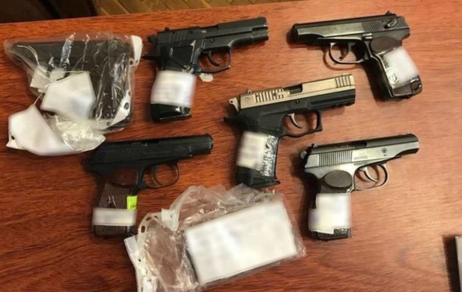 Одесский полицейский продал 10 пистолетов