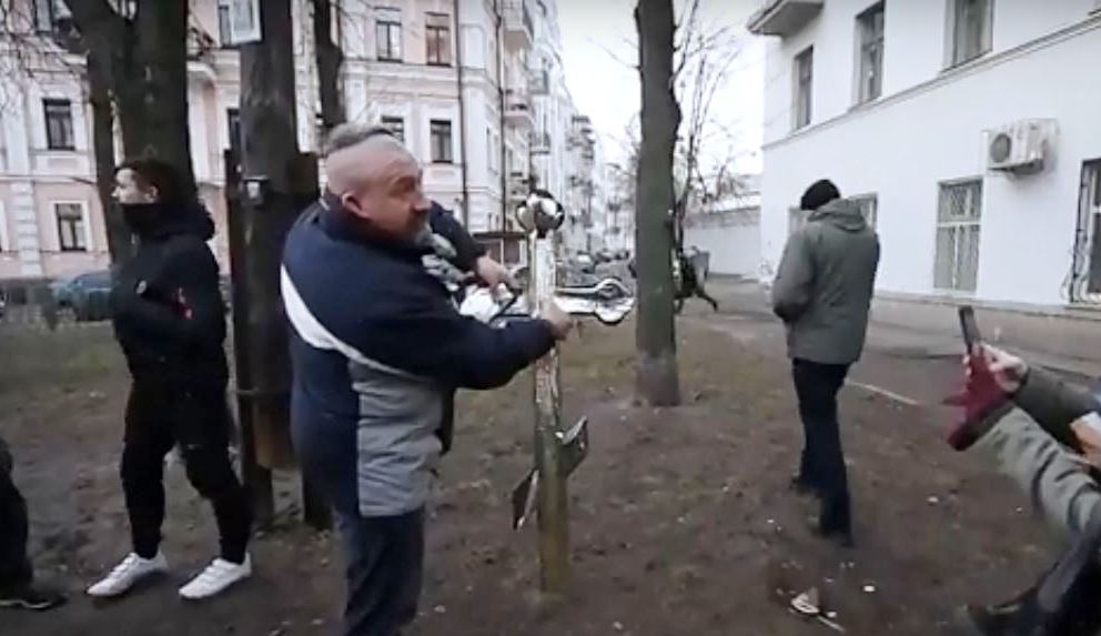 В Киеве разрушили Поклонный крест