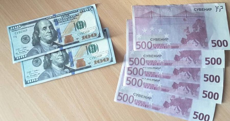 Трое украинцев пытались въехать в Польшу с сувенирными купюрами