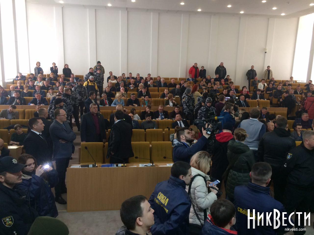 Националисты зашли в Николаевский облсовет и требуют отстранить Савченко - 1 - изображение
