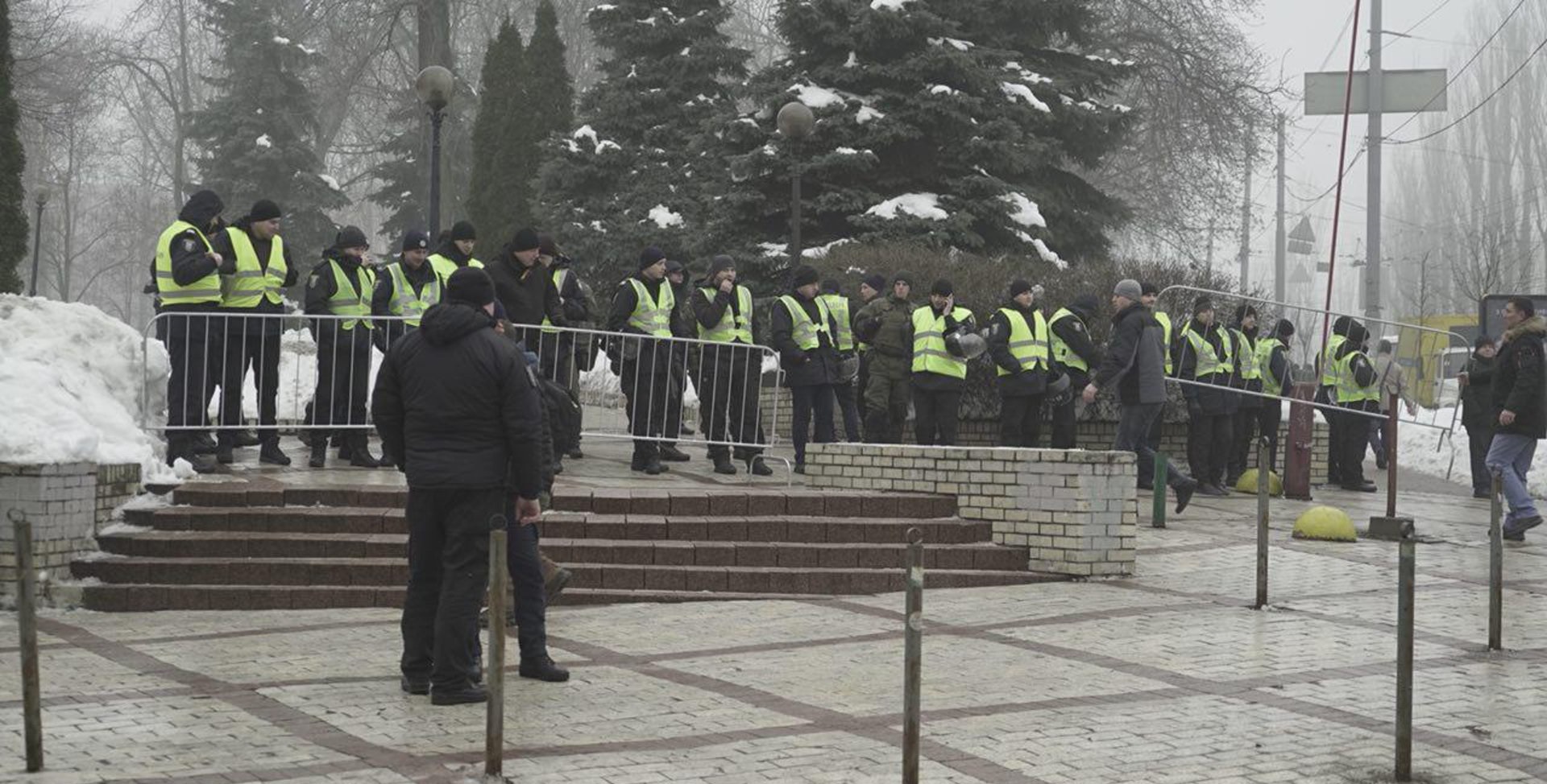Полиция не пускает людей в парк Шевченко, куда должен приехать Порошенко