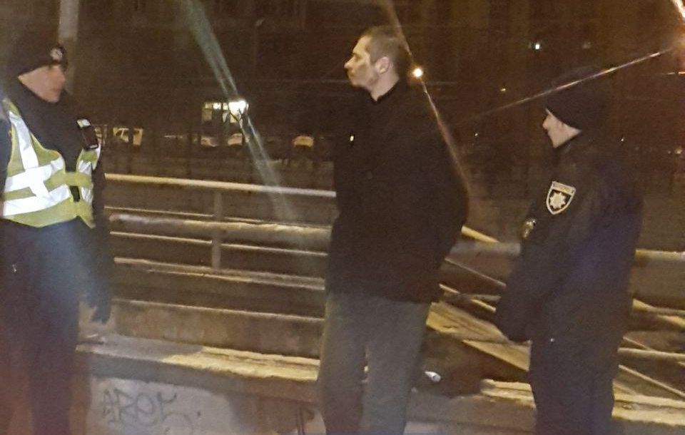В Киеве мужчина бросил взрывное устройство в полицейских