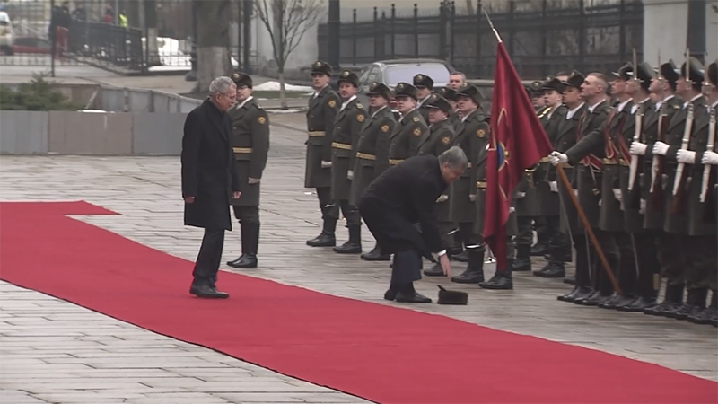У военного упала шапка на церемонии встречи Порошенко с президентом Австрии