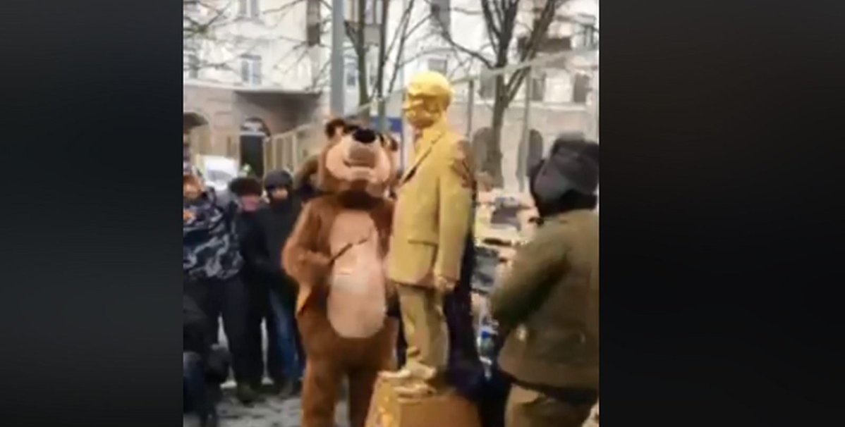 В Киеве у посольства России открыли «памятник Путину»