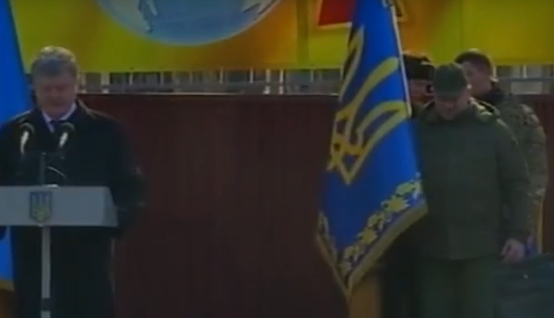 Знаменосцу стало плохо во время выступления Порошенко