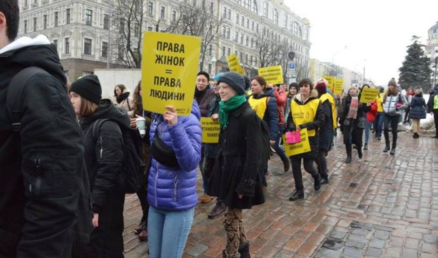 Amnesty International требует расследовать нападения на женские марши в Украине