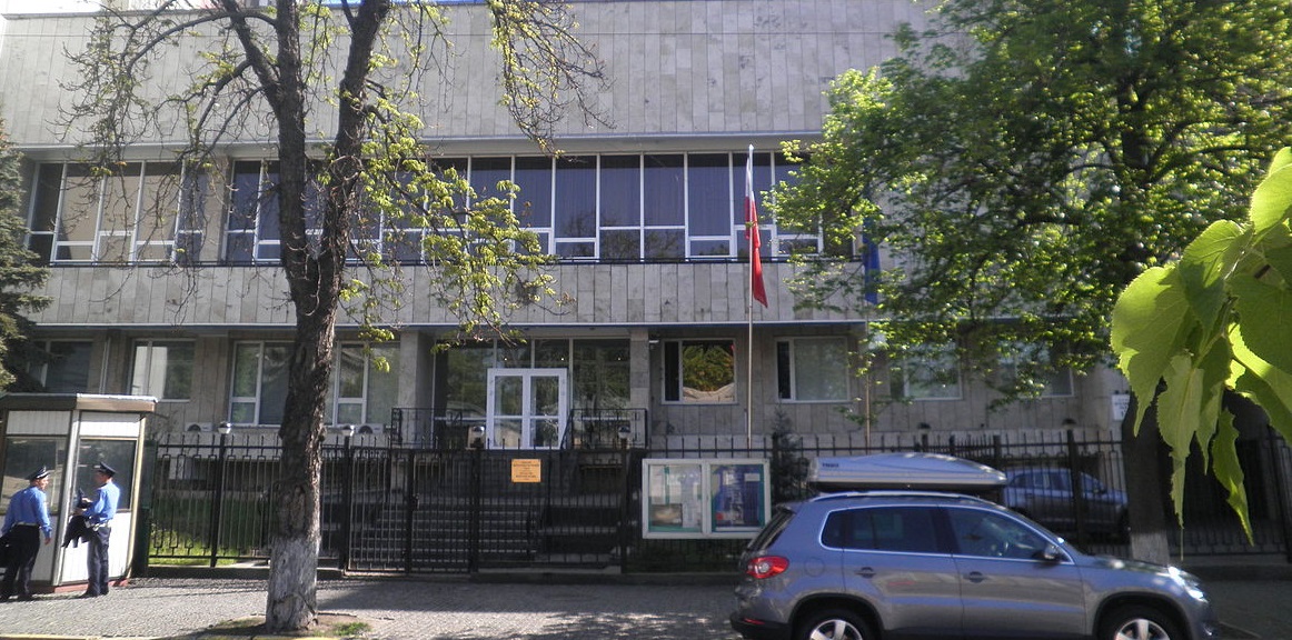 МИД Польши возмущен сожжением польского флага у посольства в Киеве