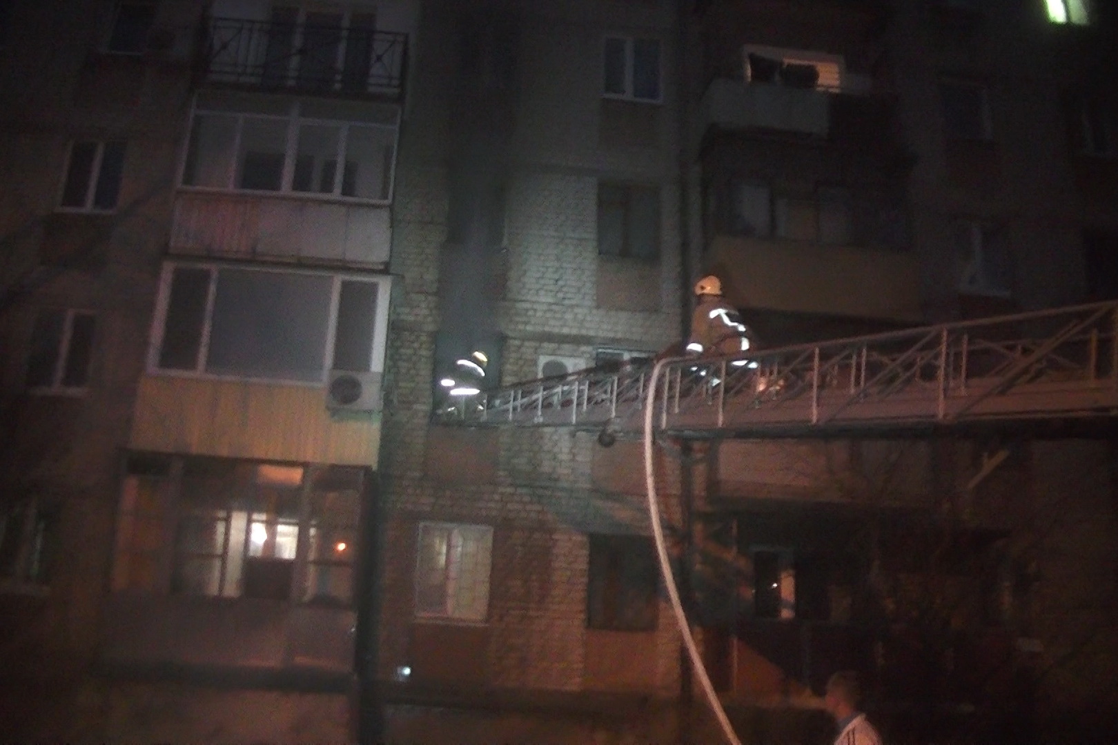 В Харькове прохожий спас из огня двух человек