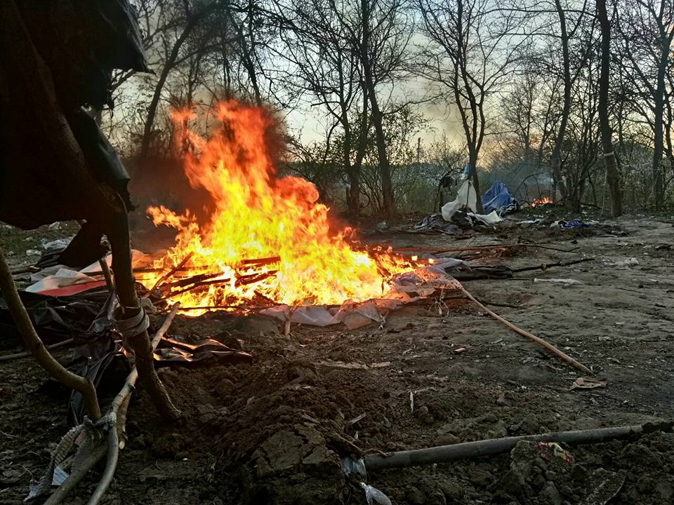 Amnesty International потребовала расследовать сожжение лагеря ромов в Киеве