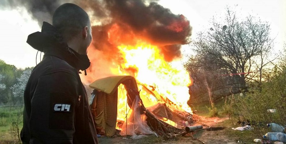 С14 сожгли лагерь цыган на Лысой горе в Киеве