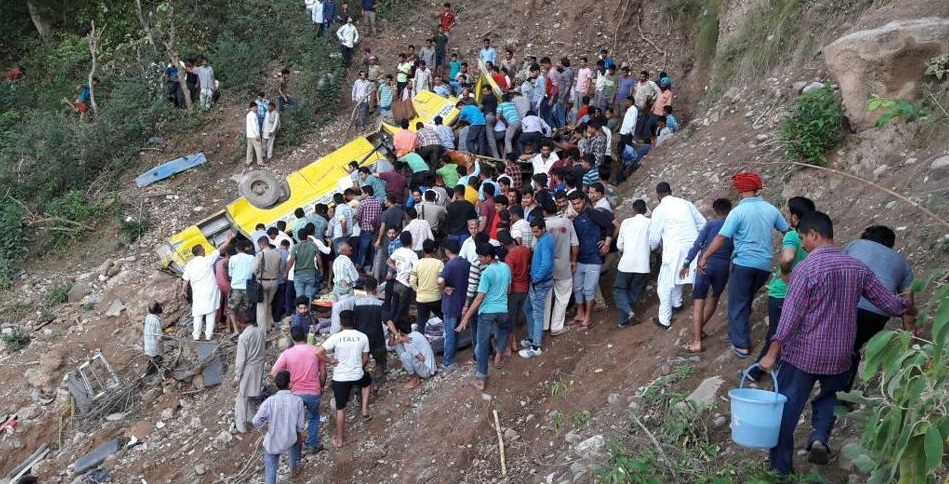 Более 20 детей погибли в ДТП со школьным автобусом в Индии