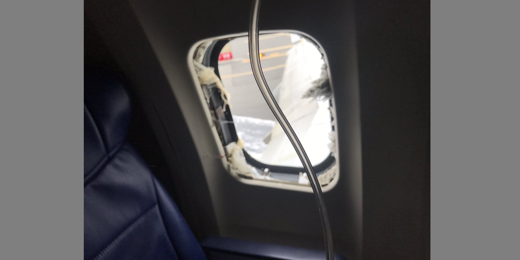 В США пассажира «засосало» в иллюминатор после взрыва двигателя самолета