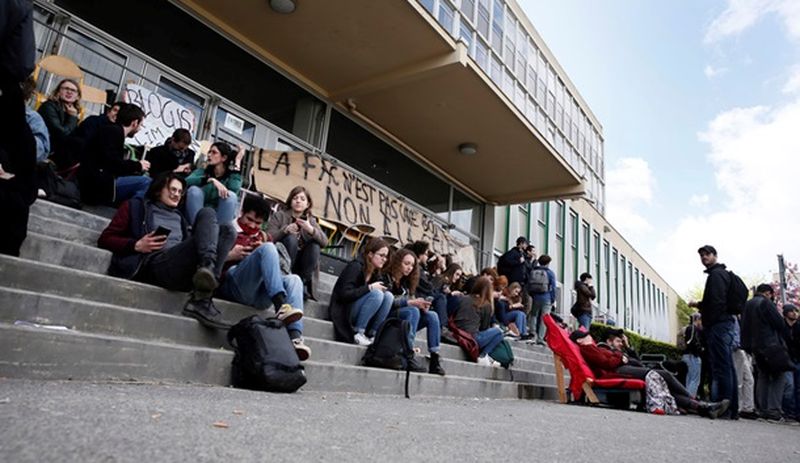 Во Франции студенты заблокировали университет