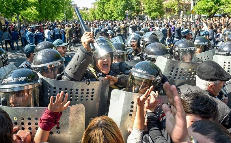 В Ереване произошли стычки между полицией и демонстрантами