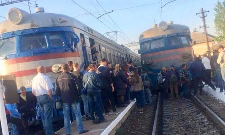 Во Львове пассажиры блокировали движение поездов